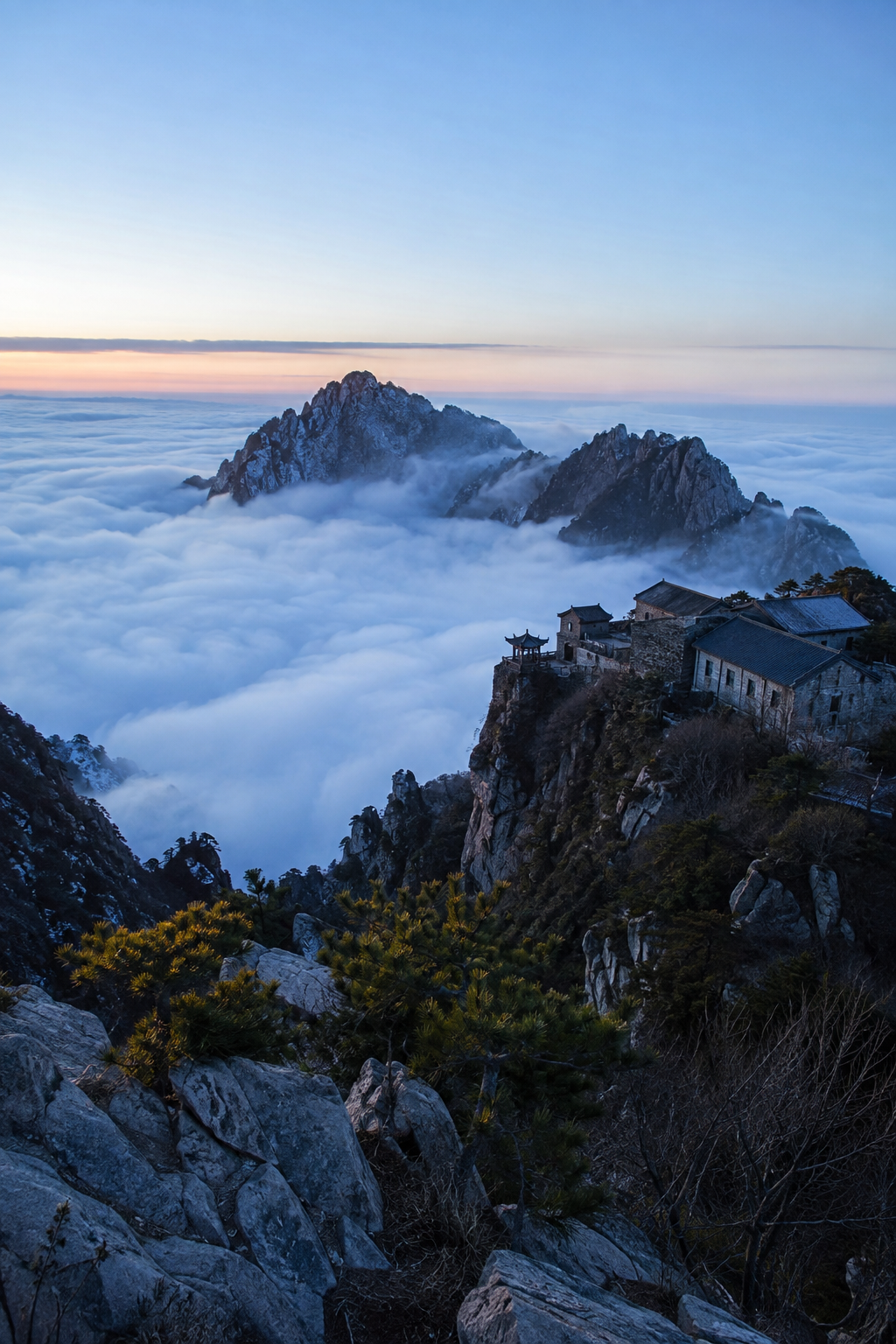庐山清晨云海与山峰